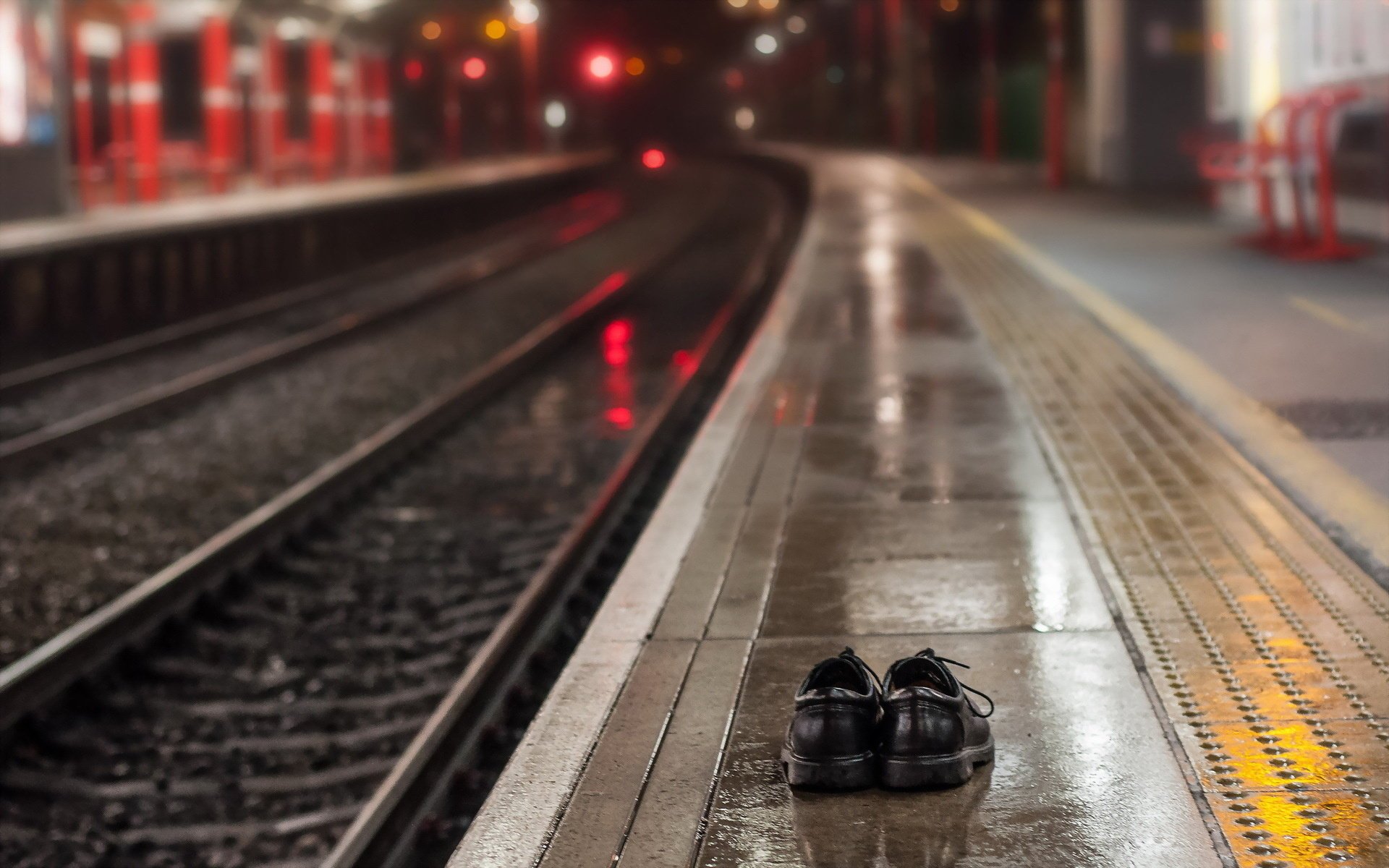 scarpe stazione rotaie