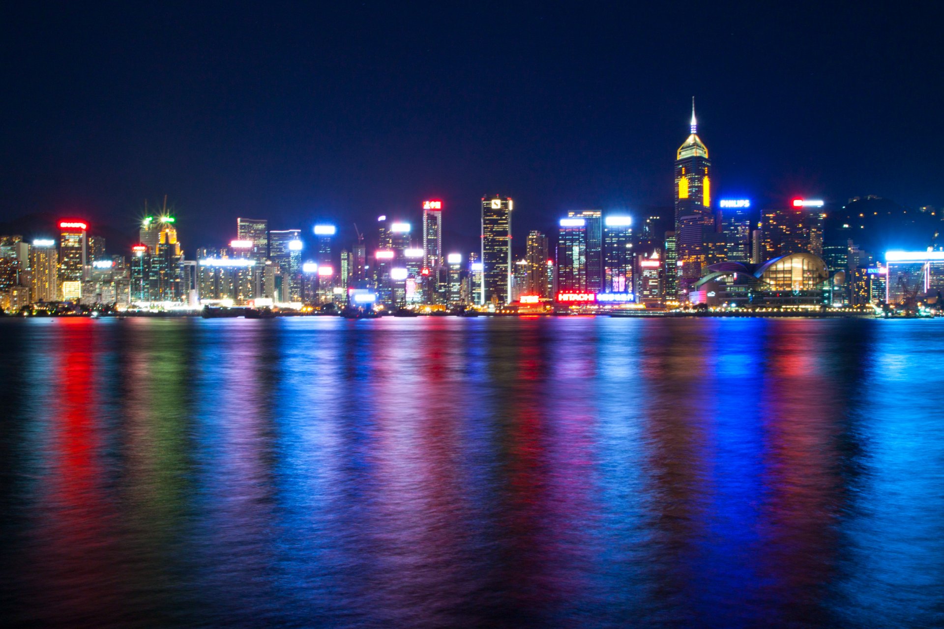 hongkong china victoria harbour meer nacht lichter hintergrundbeleuchtung metropole wolkenkratzer