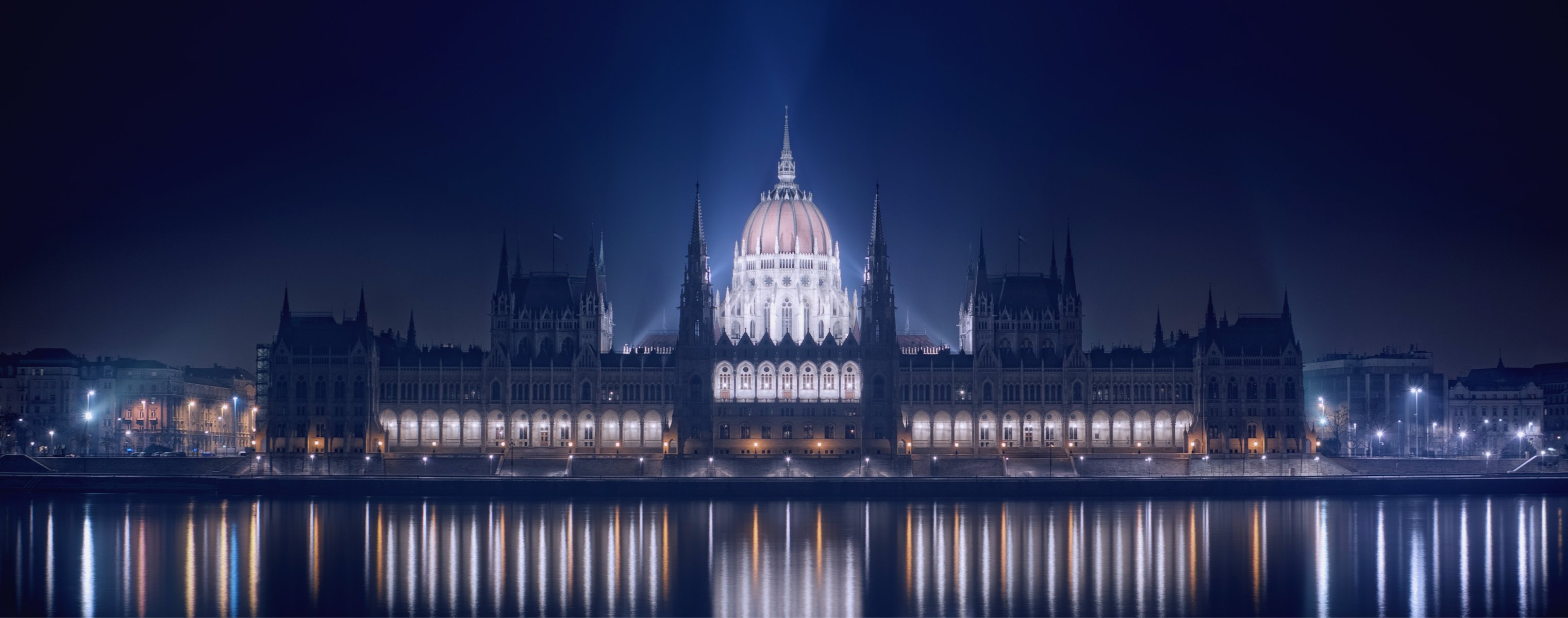 hungría budapest noche edificio parlamento luces iluminación paseo marítimo río danubio reflexión