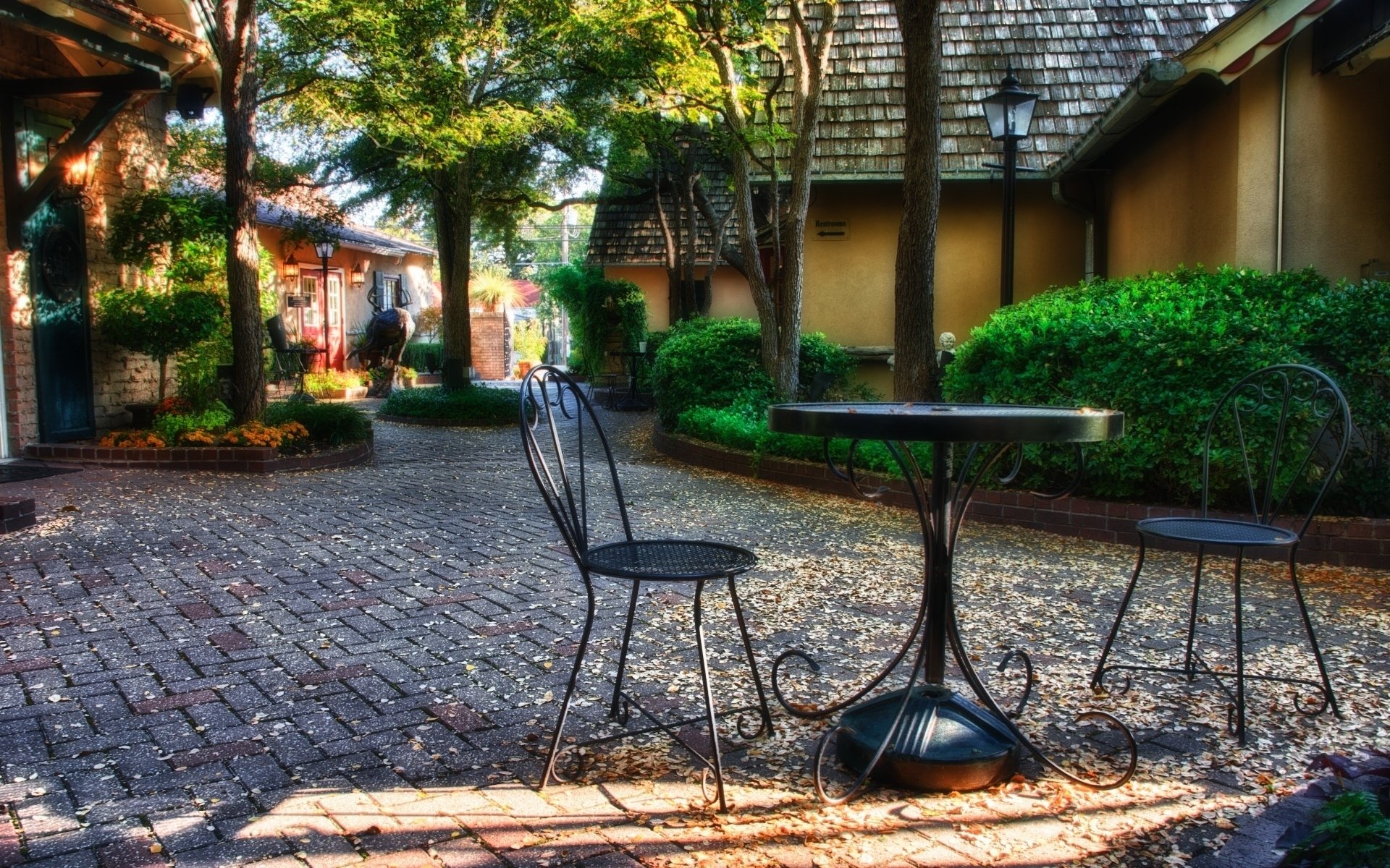 park pflanzen skulpturen häuser tisch stühle herbst blätter