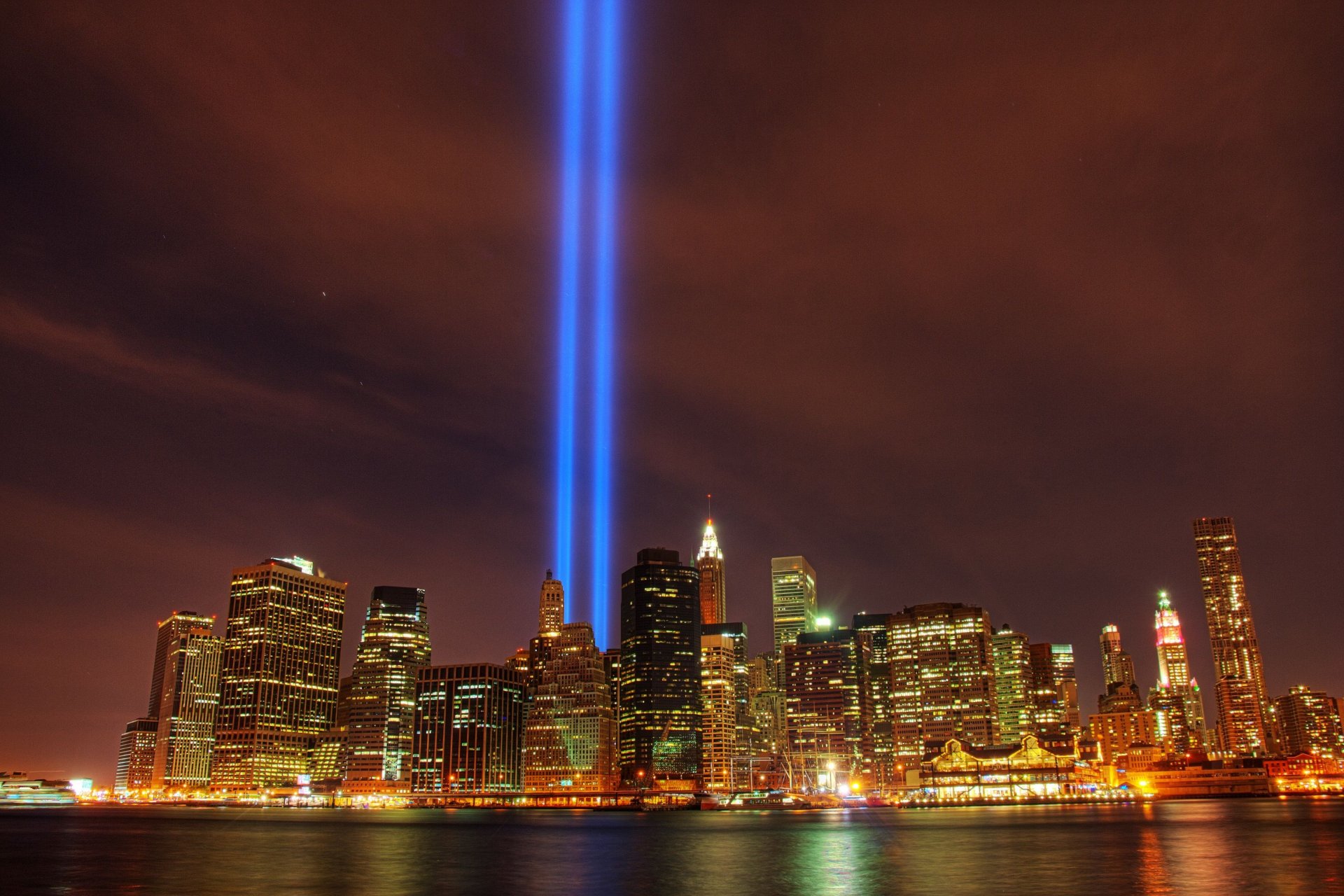 nueva york ciudad 11 de septiembre memoria linternas focos wtc manhattan edificios noche río rascacielos metrópolis estados unidos fondo de pantalla