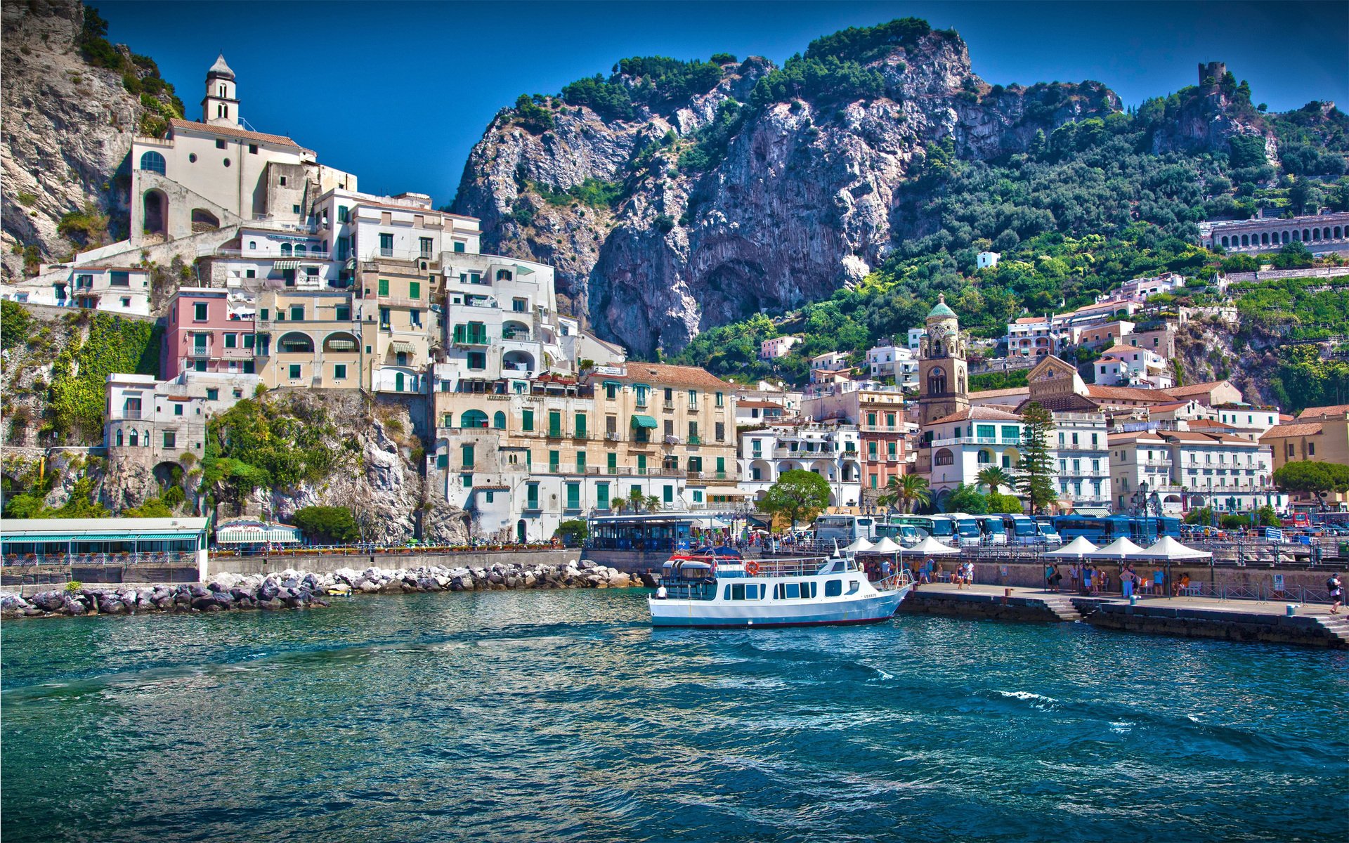 italia città amalfi barca barca mare case montagne acqua onde cielo