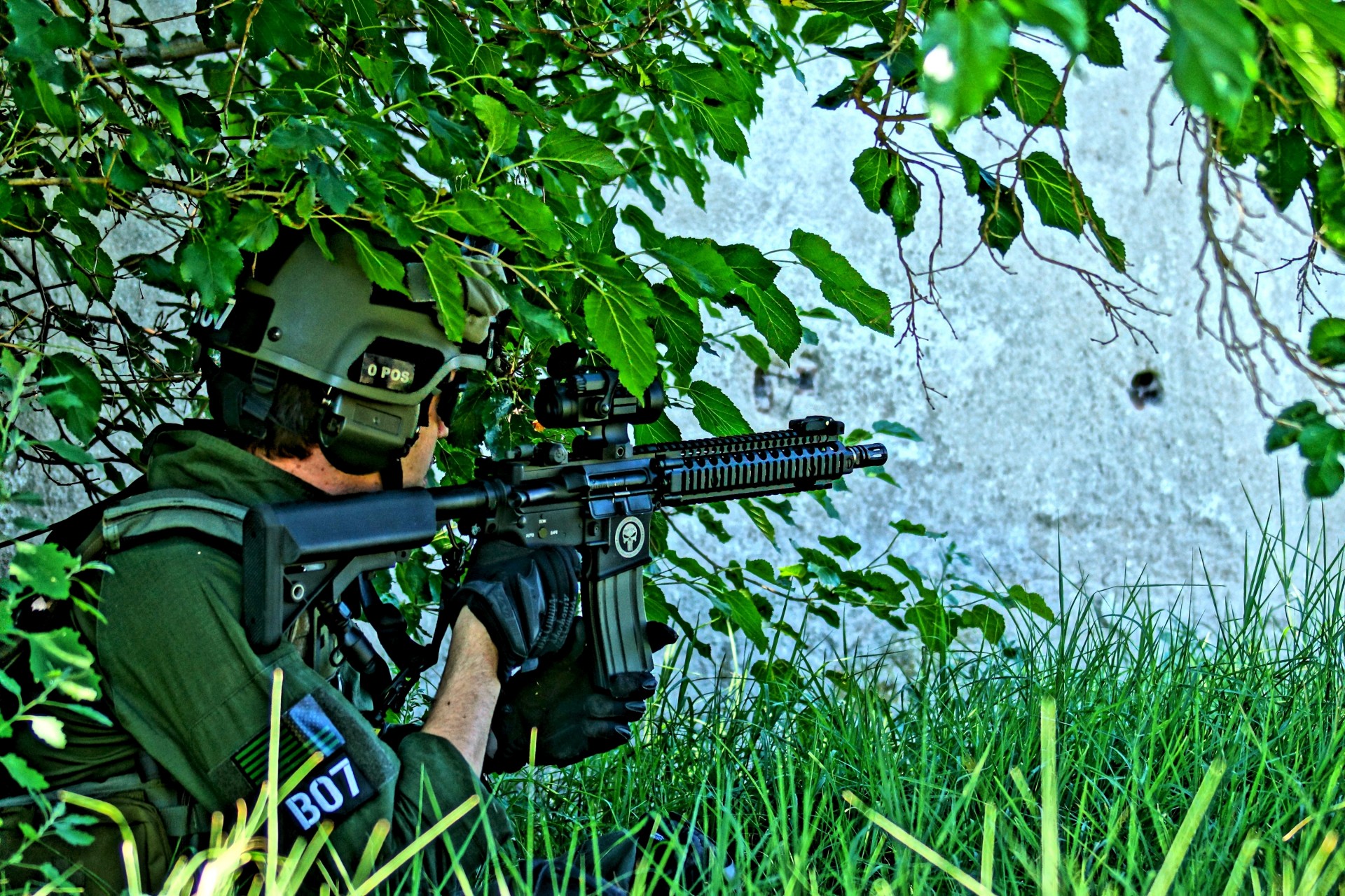 waffe herstellung grün hintergrund gras soldaten unschärfe uniform büsche tarnung