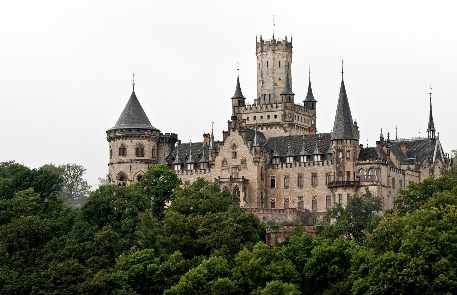 allemagne hanovre château de marienburg néogothique château marienburg flèches tours arbres