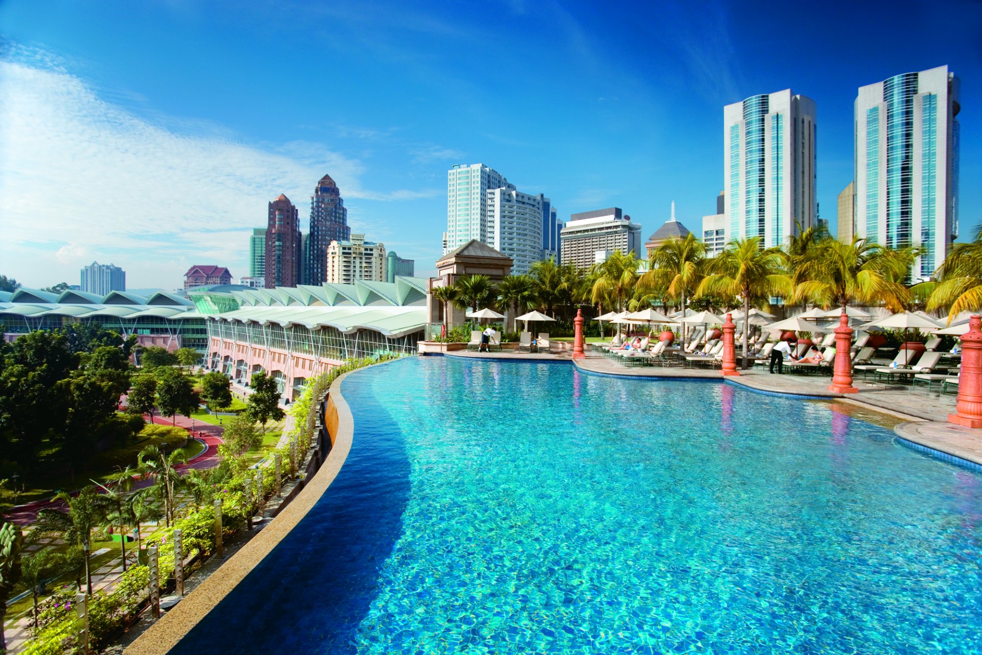 ciudad kuala lumpur piscina palmeras edificios cielo nubes