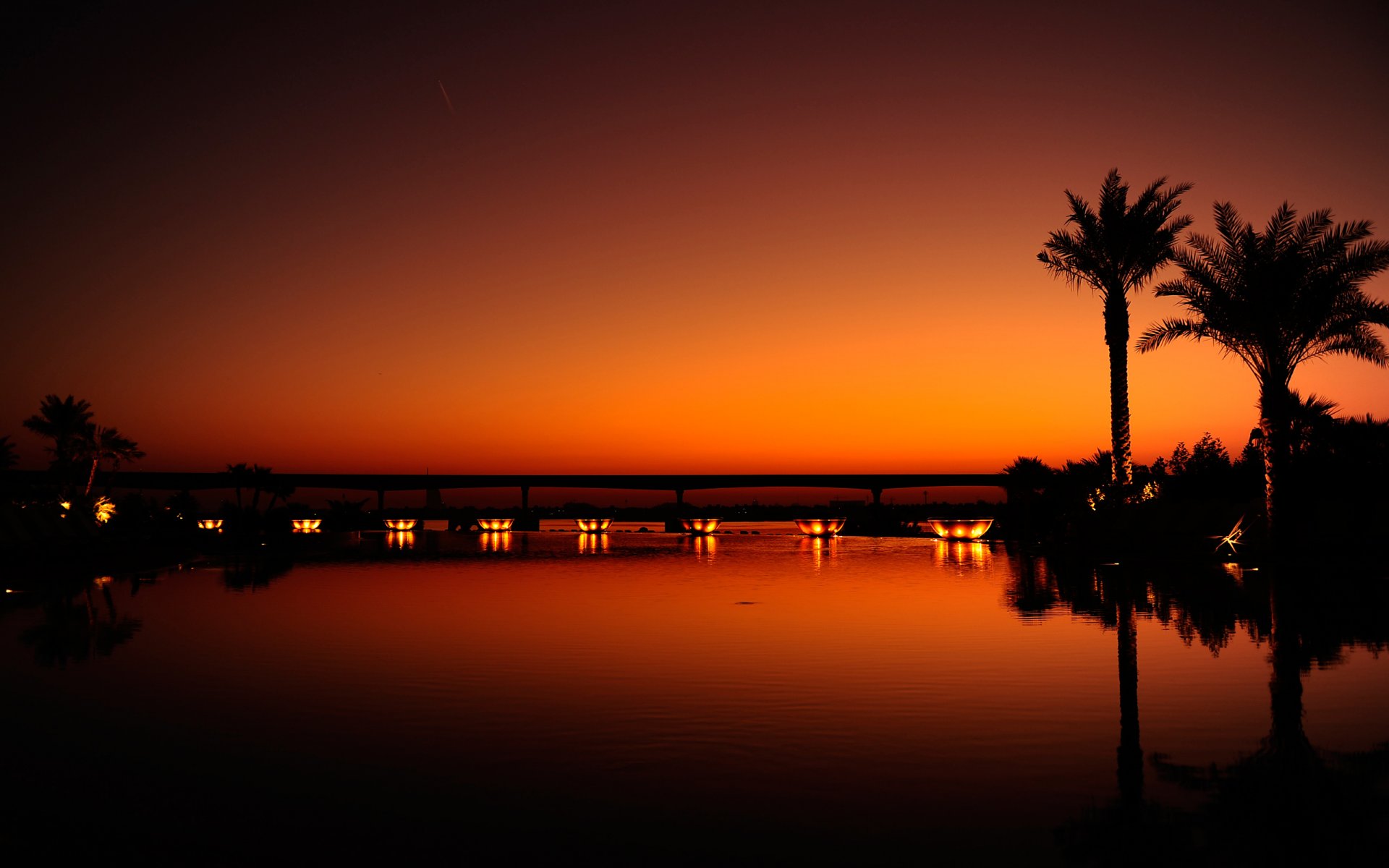 città dubai notte sera tramonto arancione nero palme acqua luce riflessione