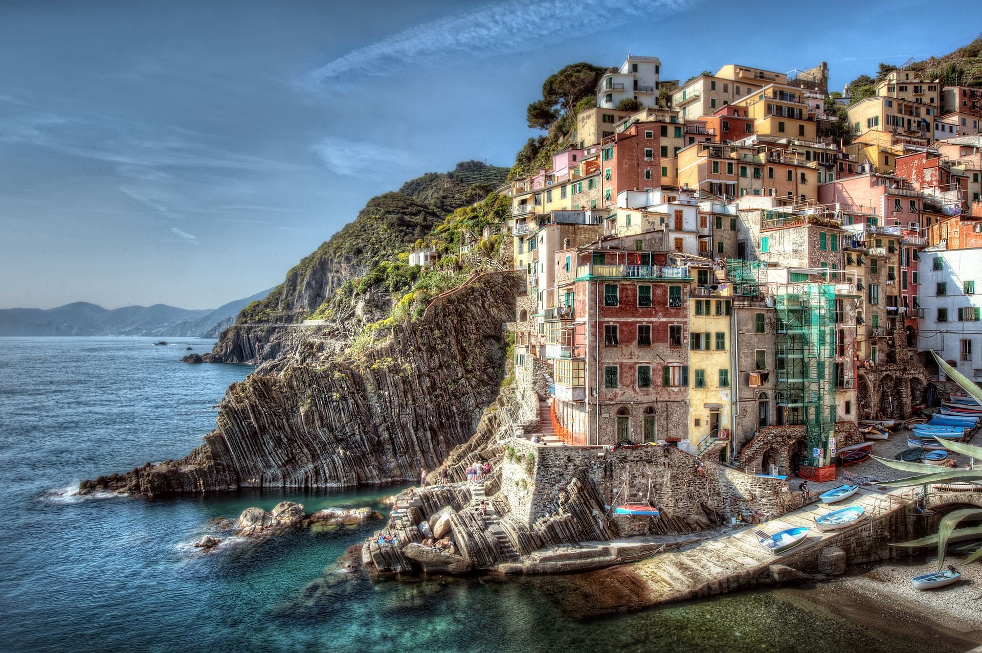 riomaggiore italie côte paysage bâtiments rochers bateaux mer