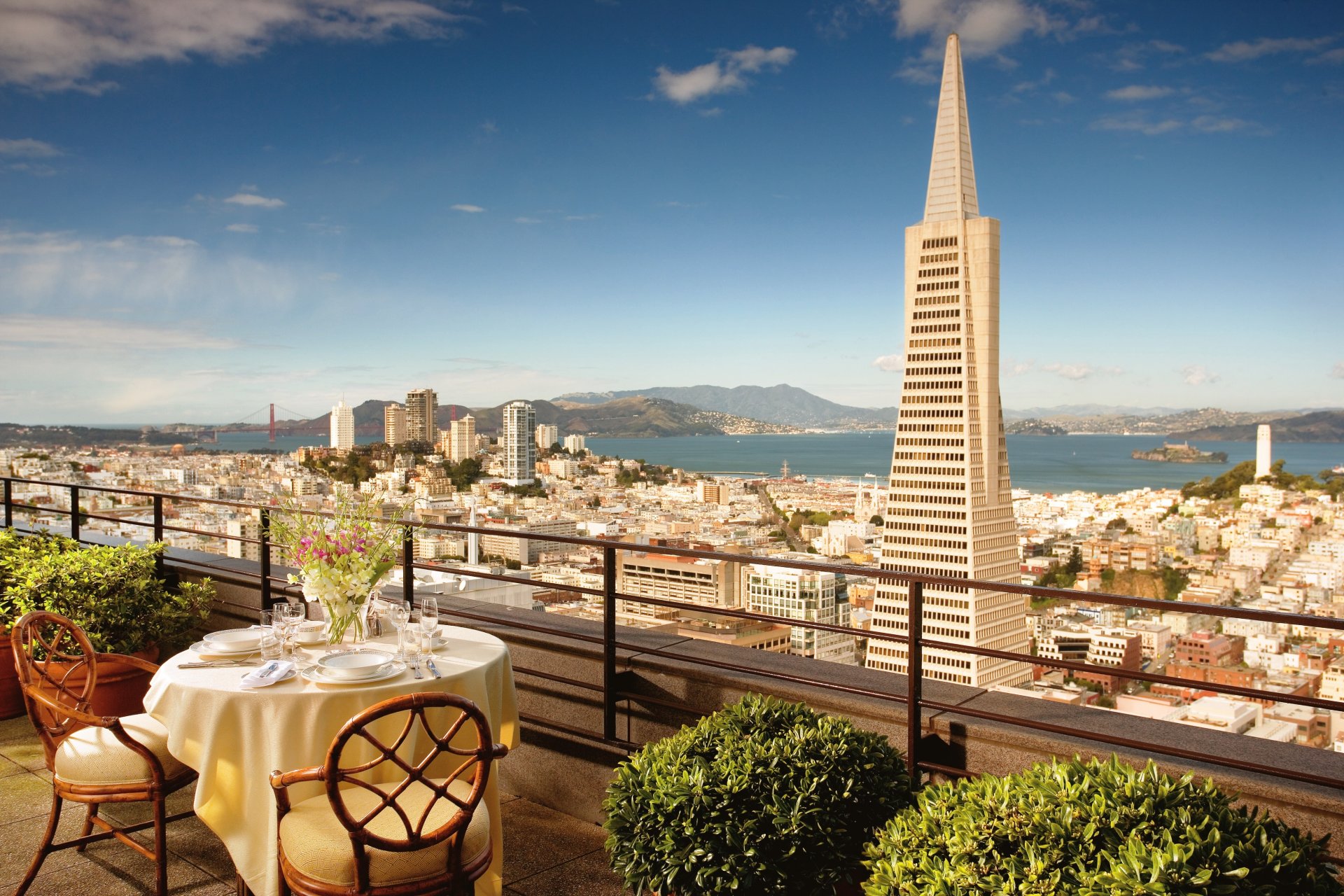 san francisco kalifornia usa balkon stół krzesła kwiaty