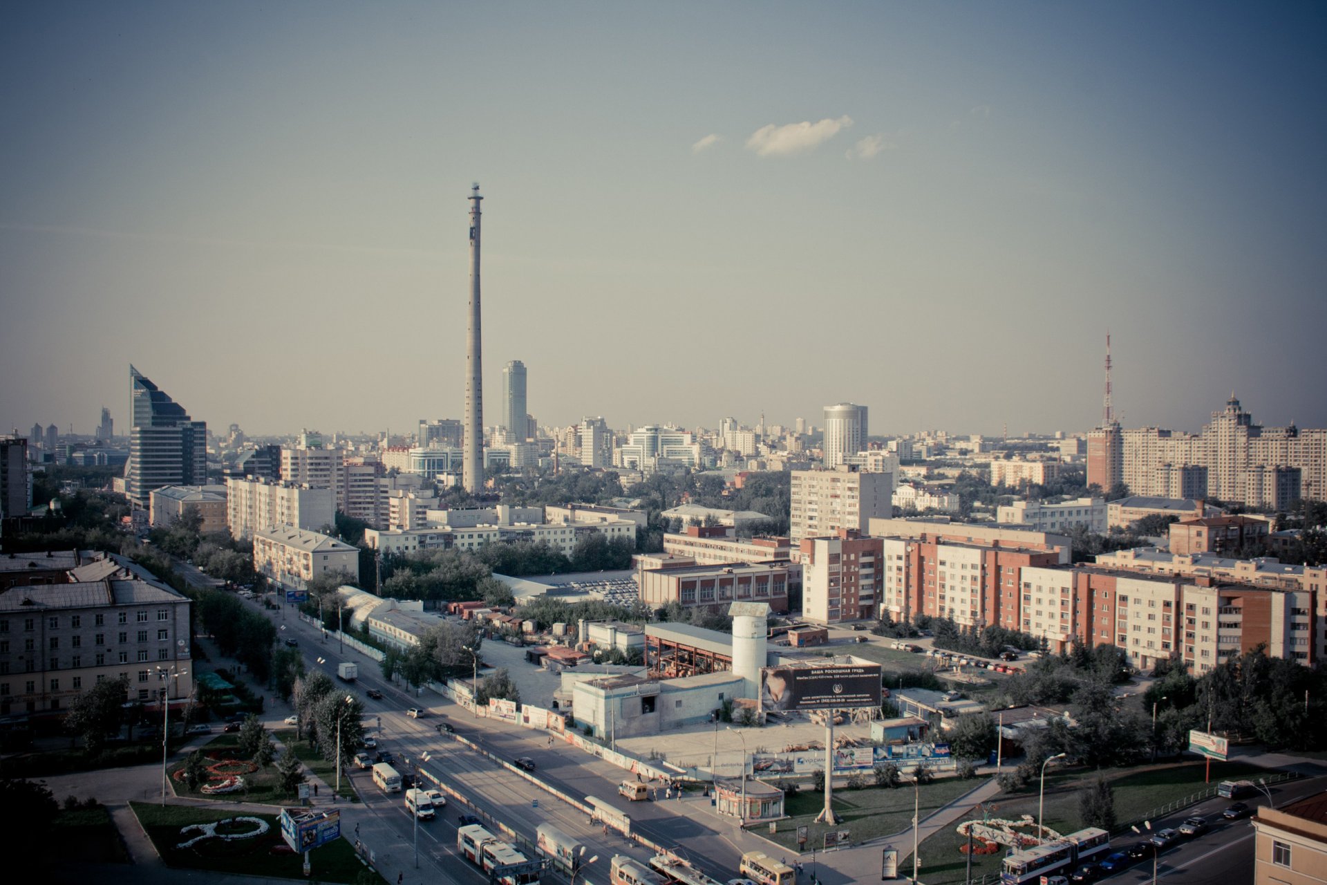 jekaterynburg panorama miasto ulica domy most wieża rosja metropolia ural plac wieżowiec dom budynki wysokość dachy światła podświetlenie blask budynek administracja tapeta zdjęcie paszka fiodorow vidic