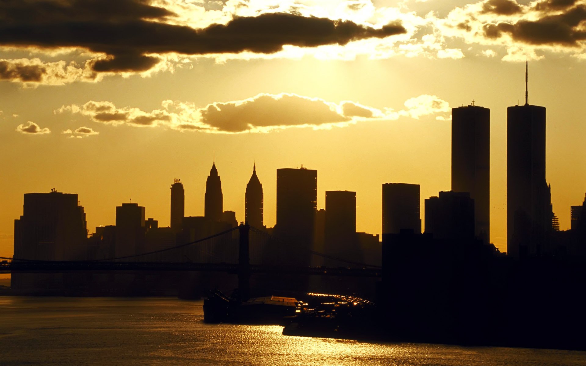 usa new york new york nuit soir coucher de soleil bateau ombre maisons bâtiments gratte-ciel rivière mer ciel nuages