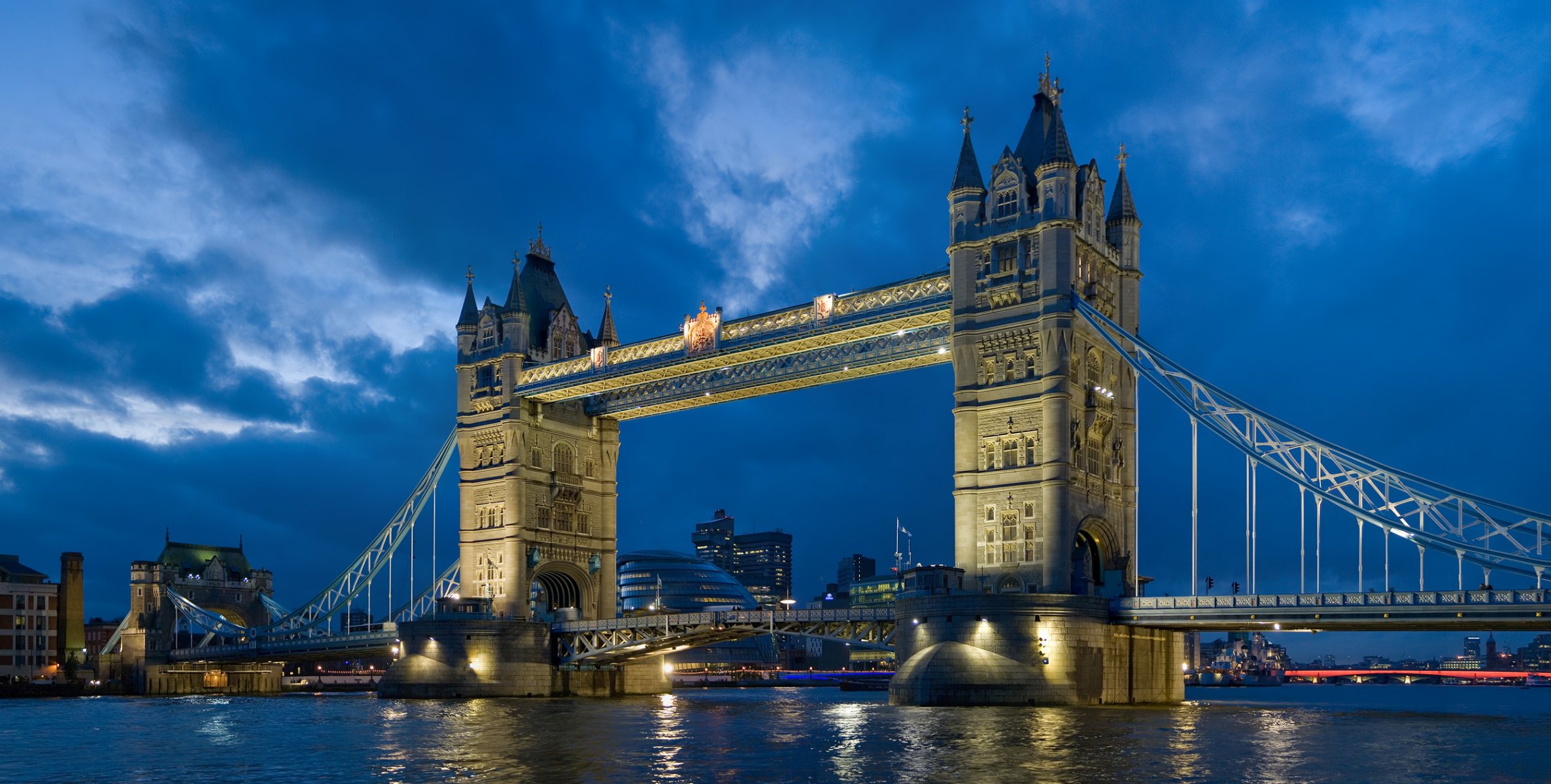 londyn wielka brytania tower bridge rzeka tamiza niebo wieczór