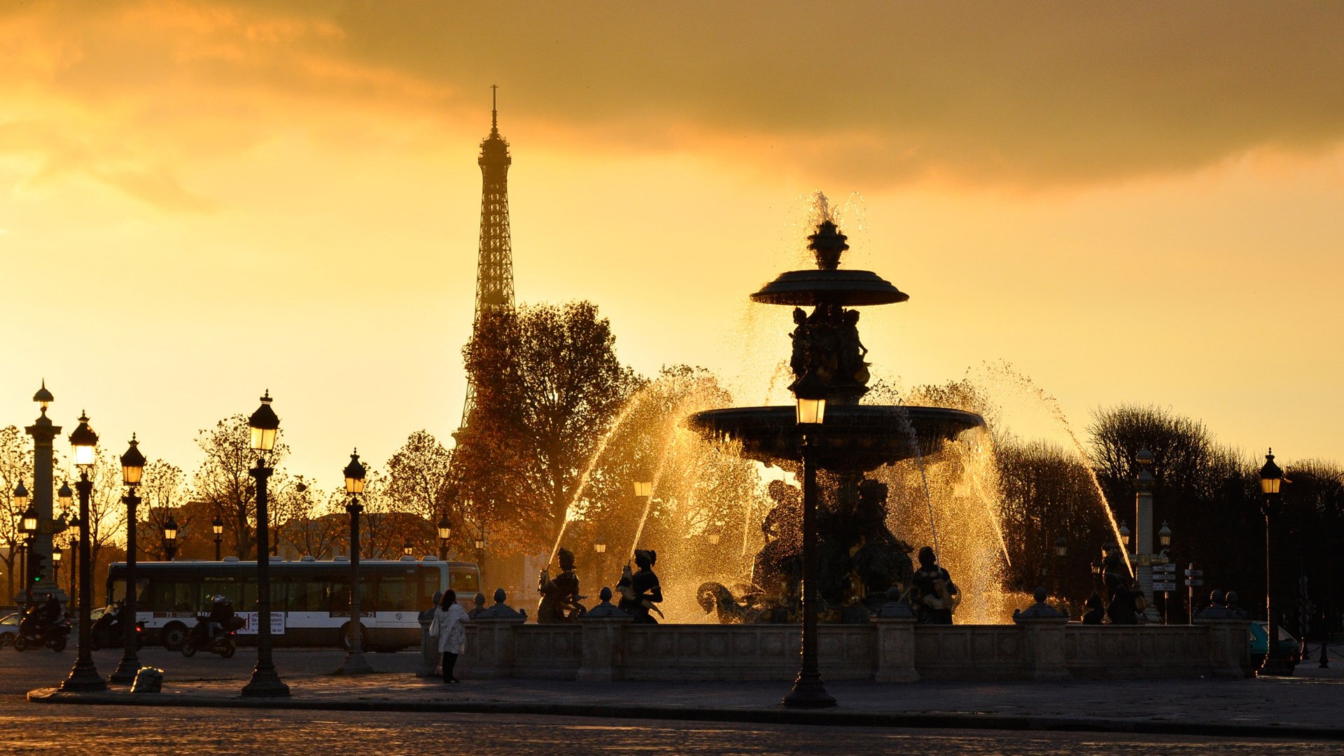 paris france fontaine lanternes jets eau gouttes éclaboussures tour eiffel ciel coucher de soleil