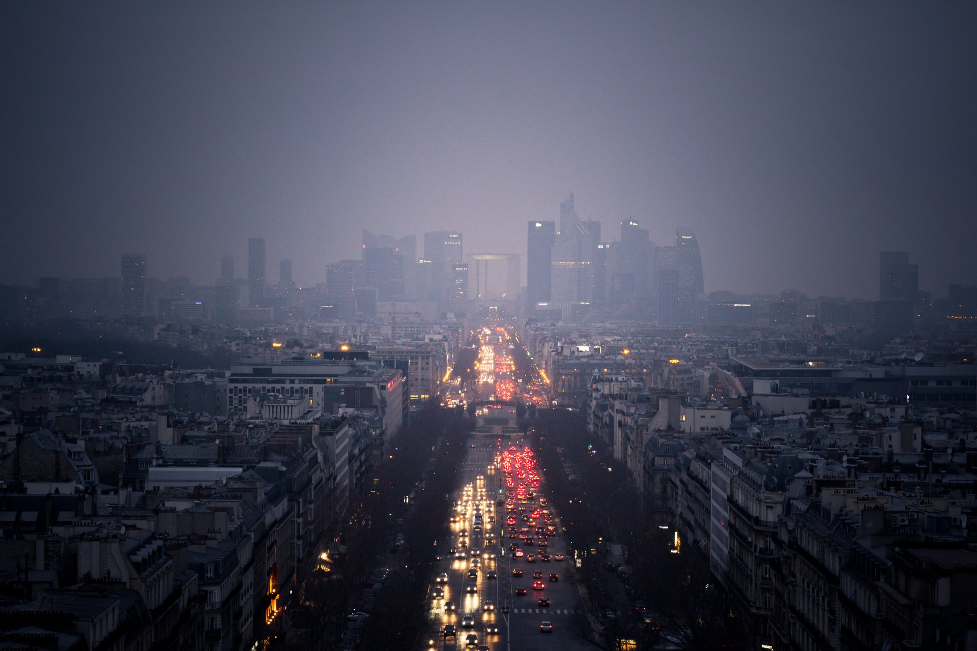 città grattacieli nuvole nuvoloso pioggia strada auto luci parigi. vista del quartiere la défense