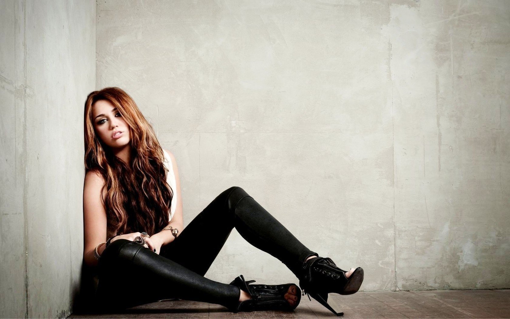 Сидящие обои на телефон. Майли Сайрус. Девочка у стены. Miley Cyrus hot. Майли Сайрус в чёрных колготках.