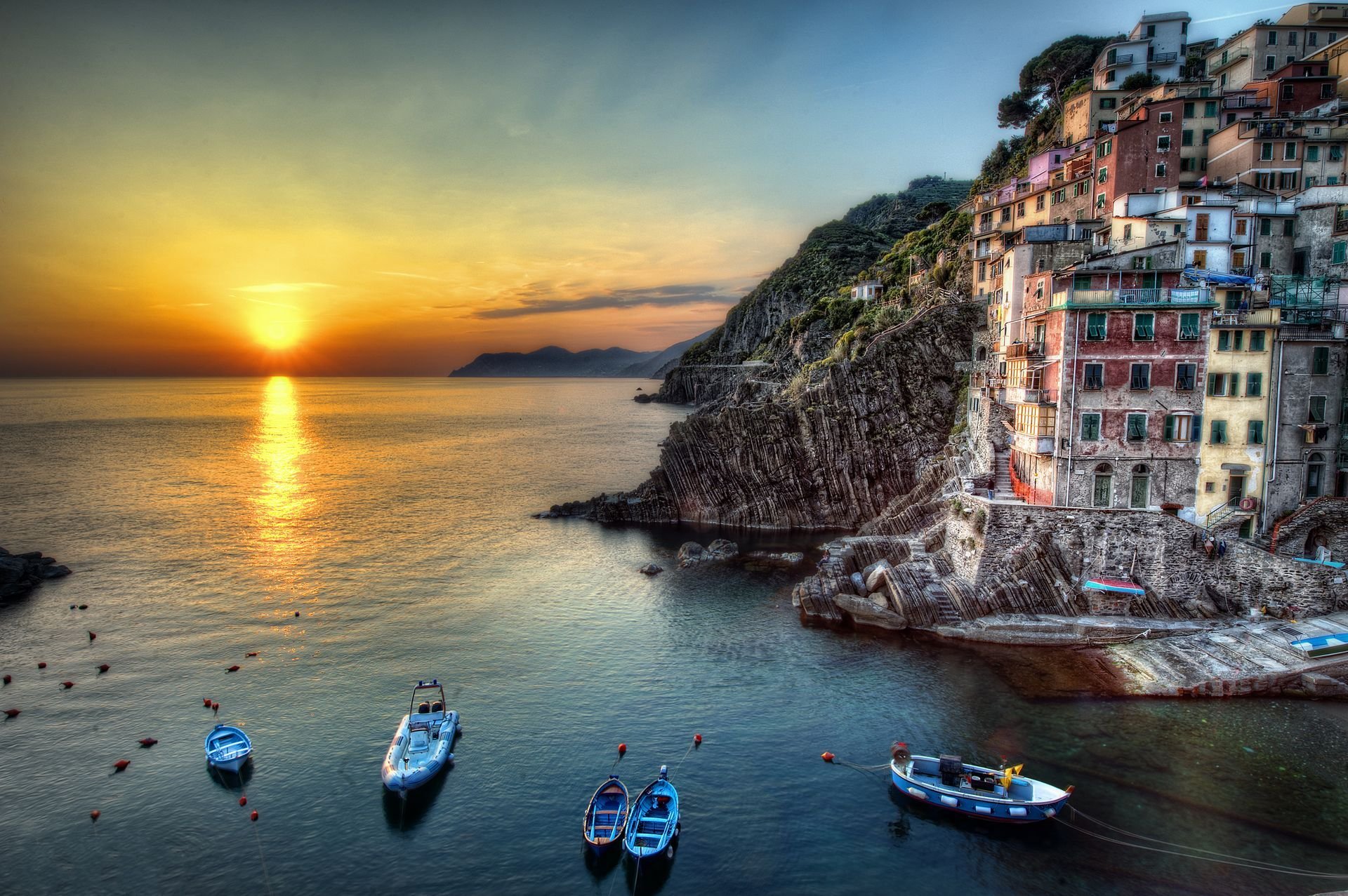 riomaggiore italie mer rochers maison coucher de soleil soleil bateaux