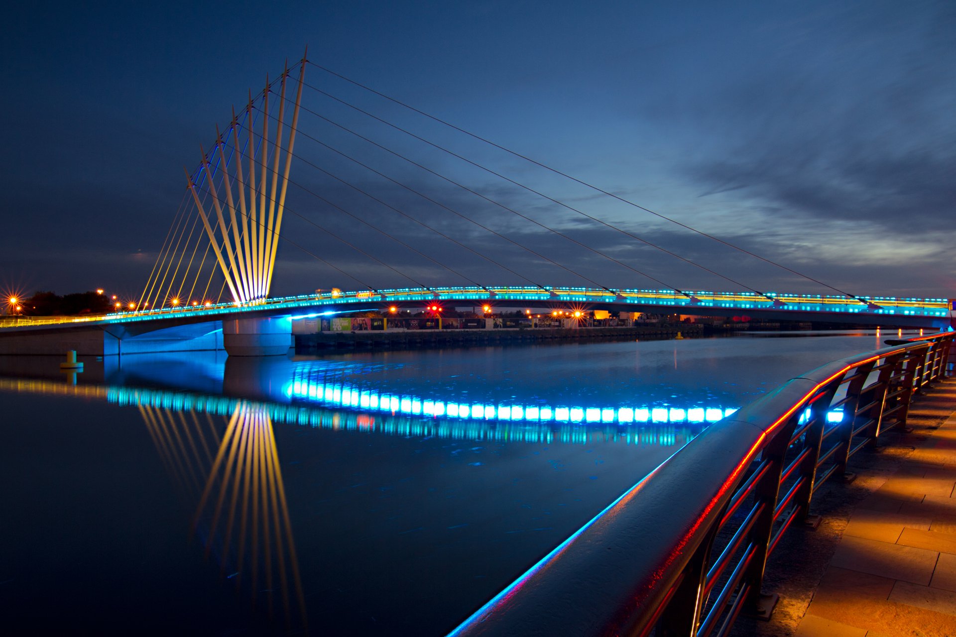 ville soirée pont lumières garde-corps gros plan promenade