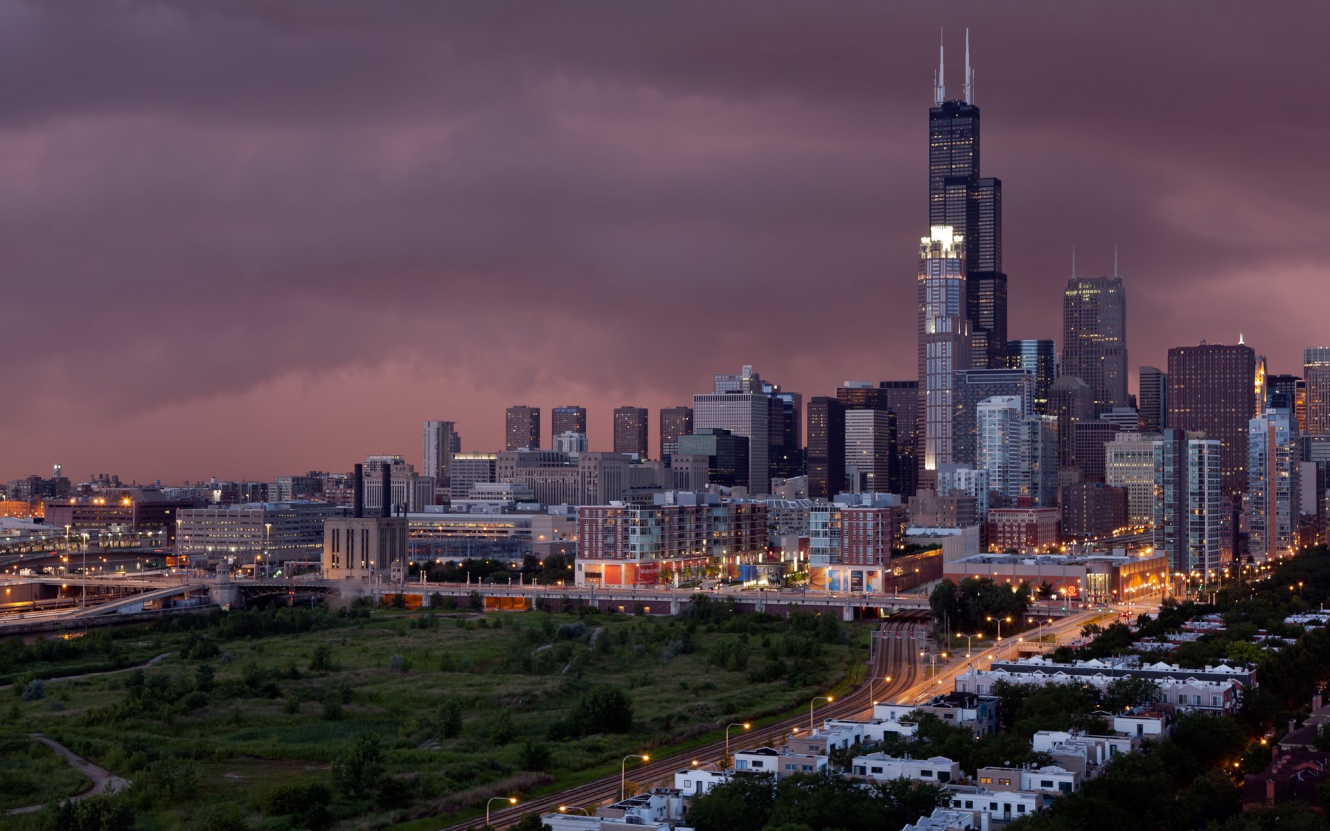 miasto chicago budynki domy drogi światło niebo burza chmury zieleń trawa drzewa autostrady latarnie burza chmury 2560x1600