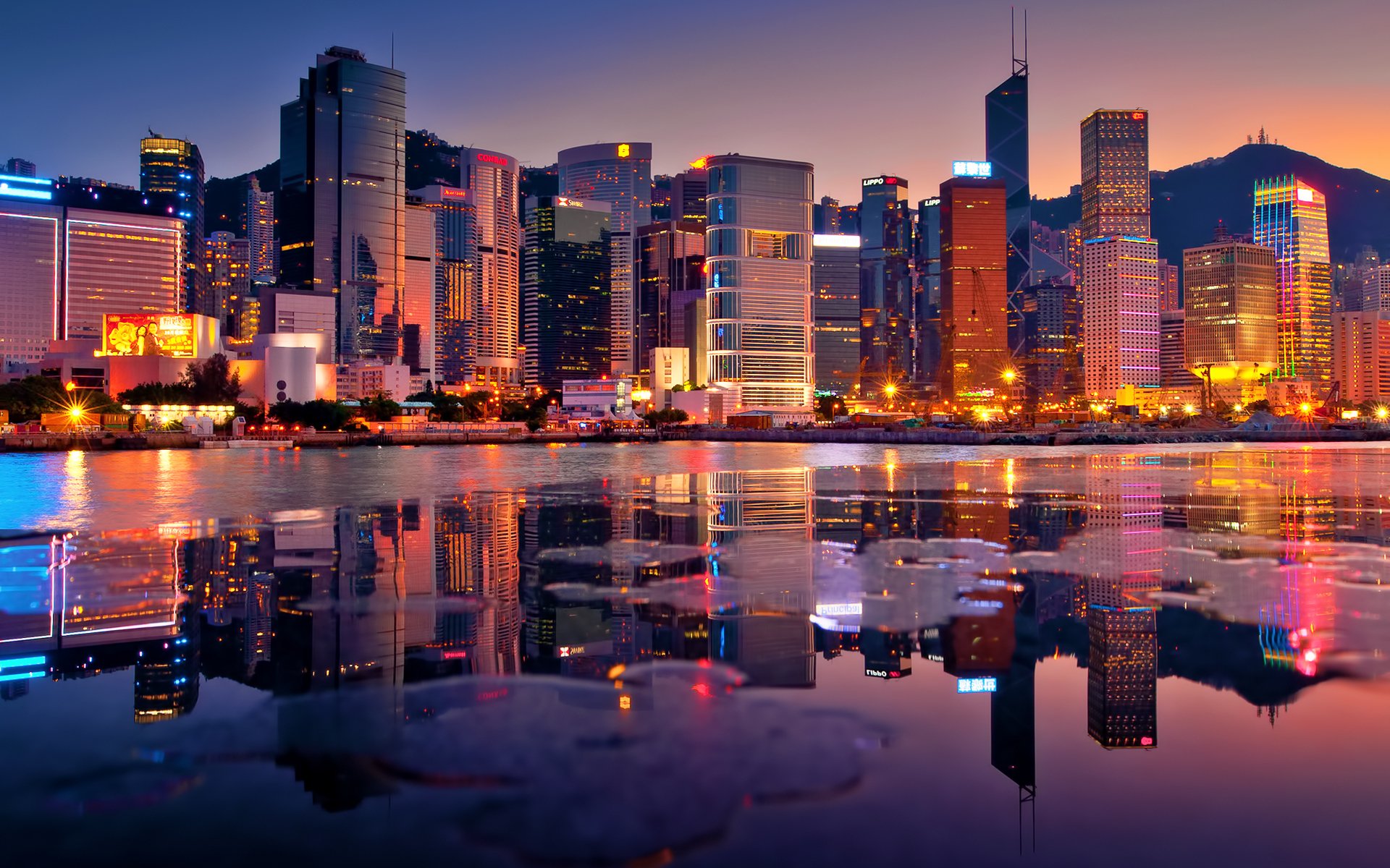 hong kong coucher de soleil bâtiments gratte-ciel baie lumières soirée