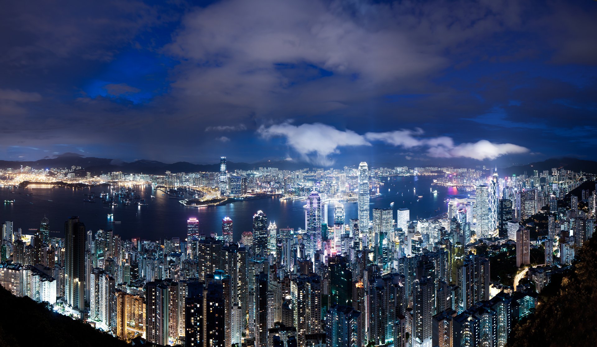 hongkong china nacht metropole wolkenkratzer lichter hintergrundbeleuchtung blau himmel wolken panorama ansicht höhe