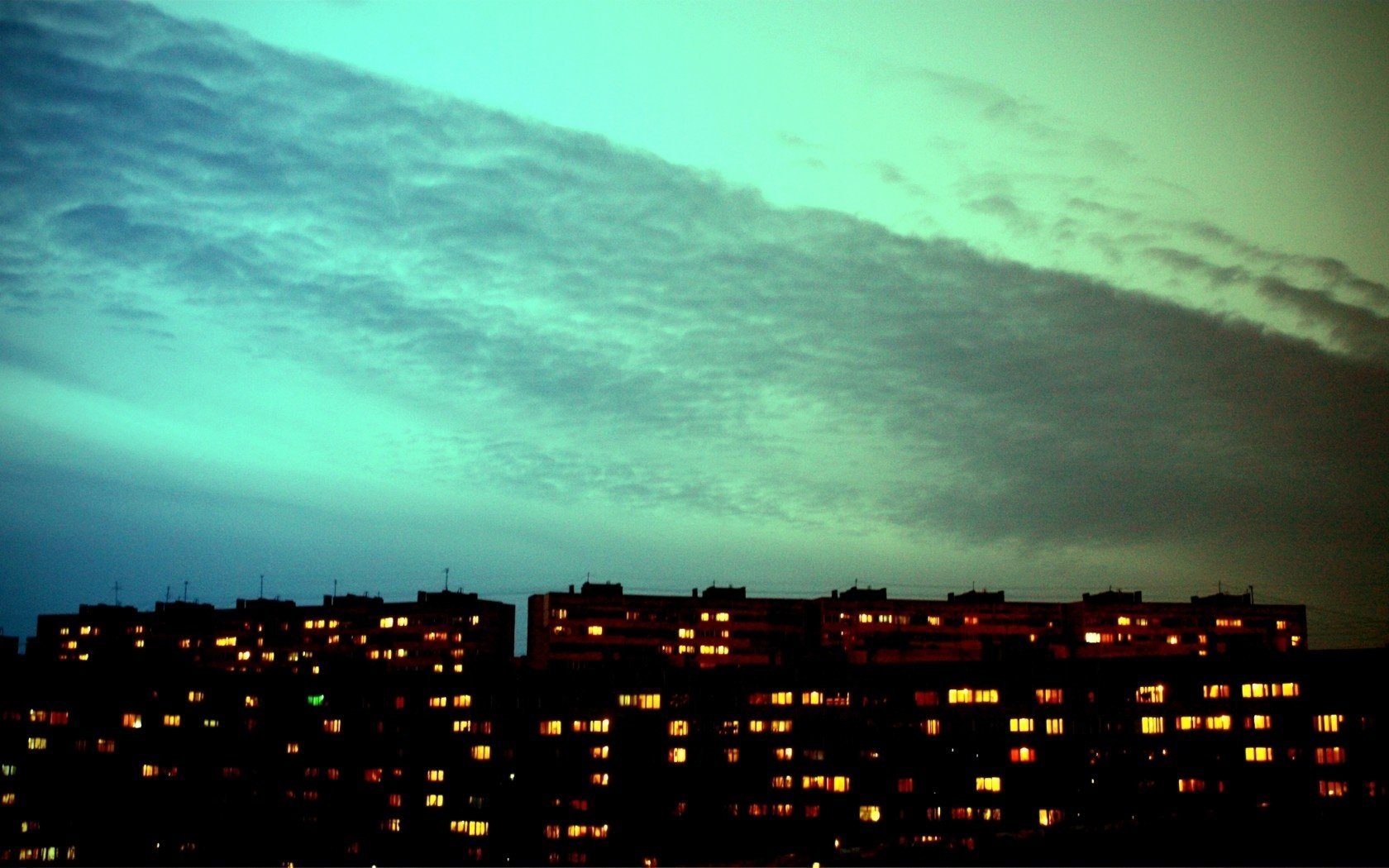 ciudad noche ventanas casas cielo