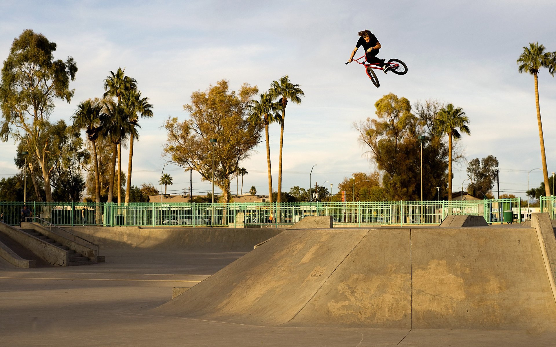 bmx sport ragazzo città in volo sport prodezza skate park