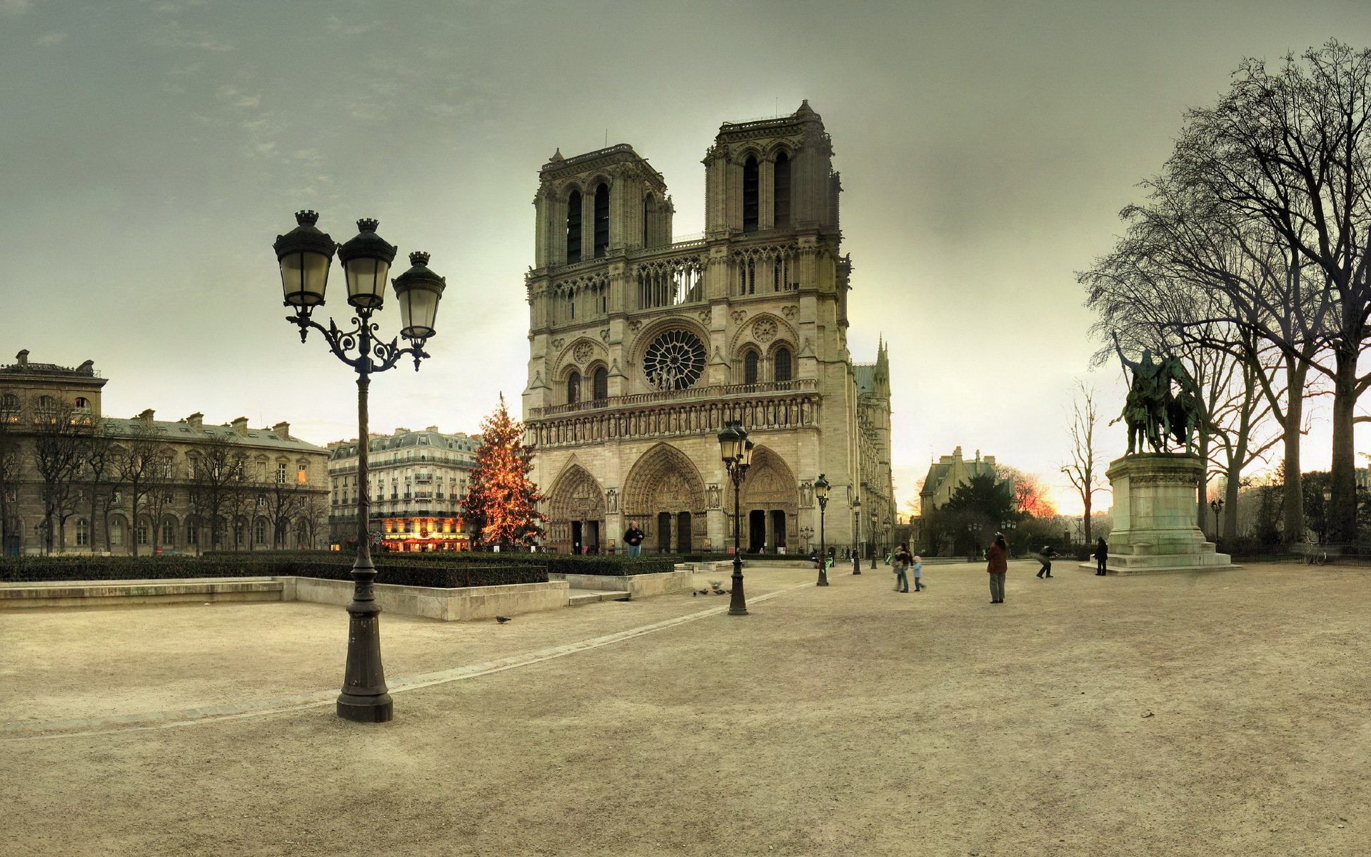 paryż francja notre dame de paris zima nowy rok choinka plac pomnik karola wielkiego lampiony notre dame de paris notre dame de paris