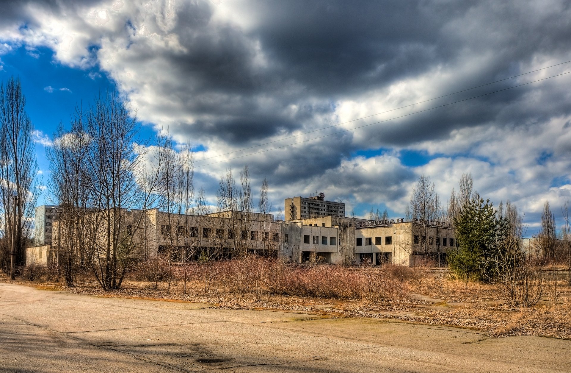 pripyat route buissons bâtiment