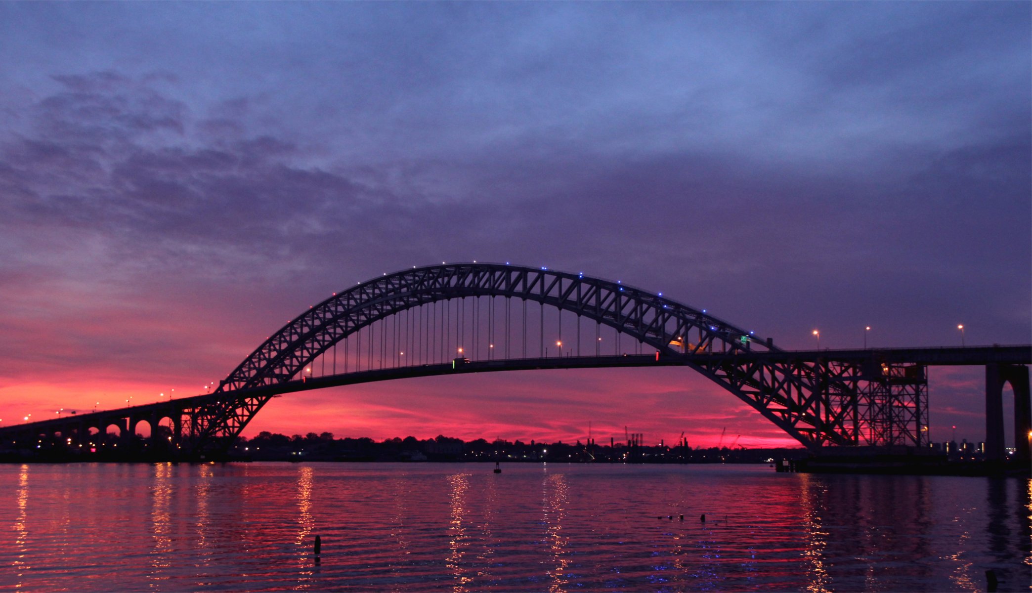 usa new jersey bayonne bridge rzeka zachód słońca zmierzch new jersey most światła latarnie odbicie wieczór niebo chmury