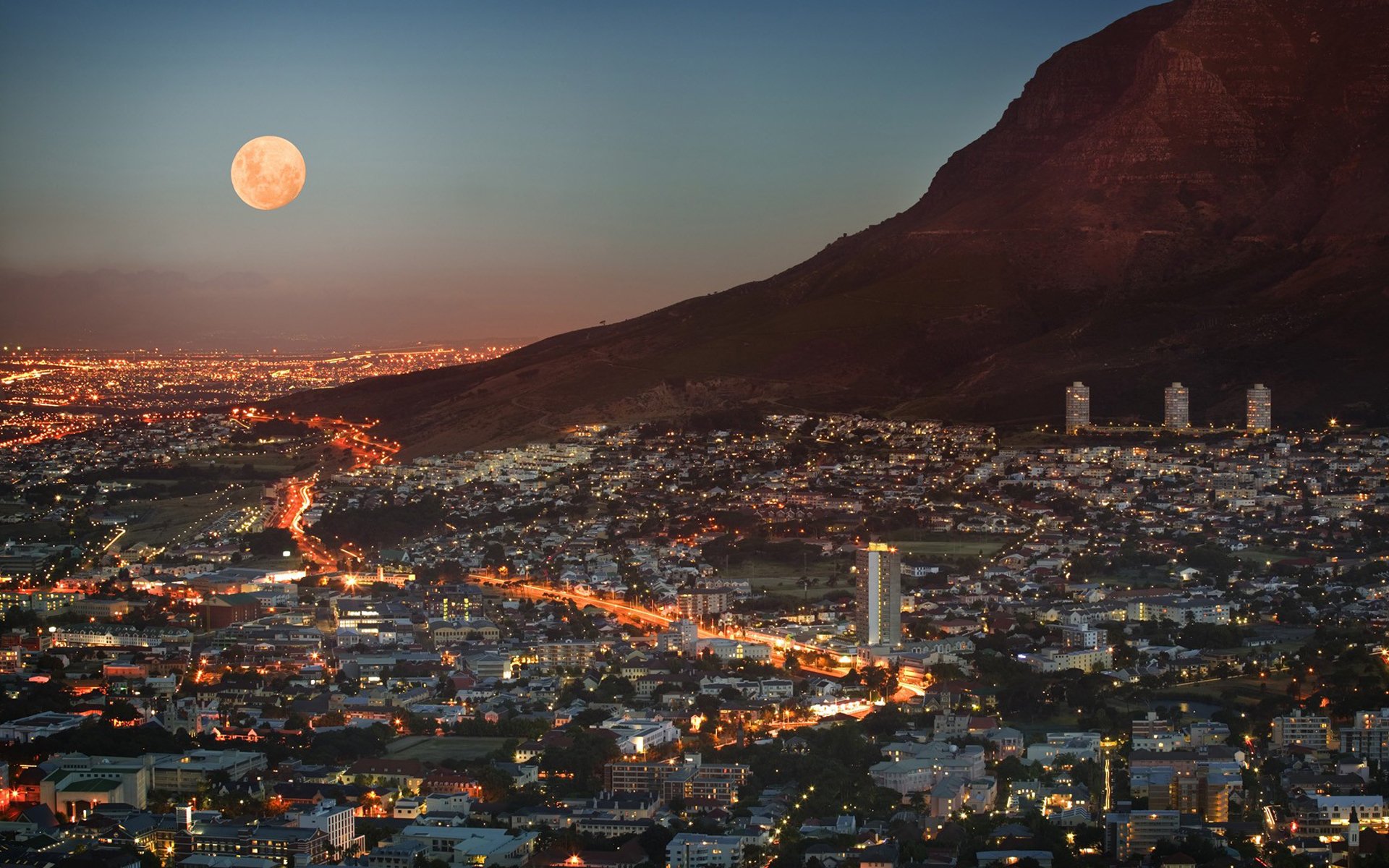 sudáfrica ciudad del cabo rsa metrópolis rascacielos casas luz luces crepúsculo cielo luna montaña panorama vista altura