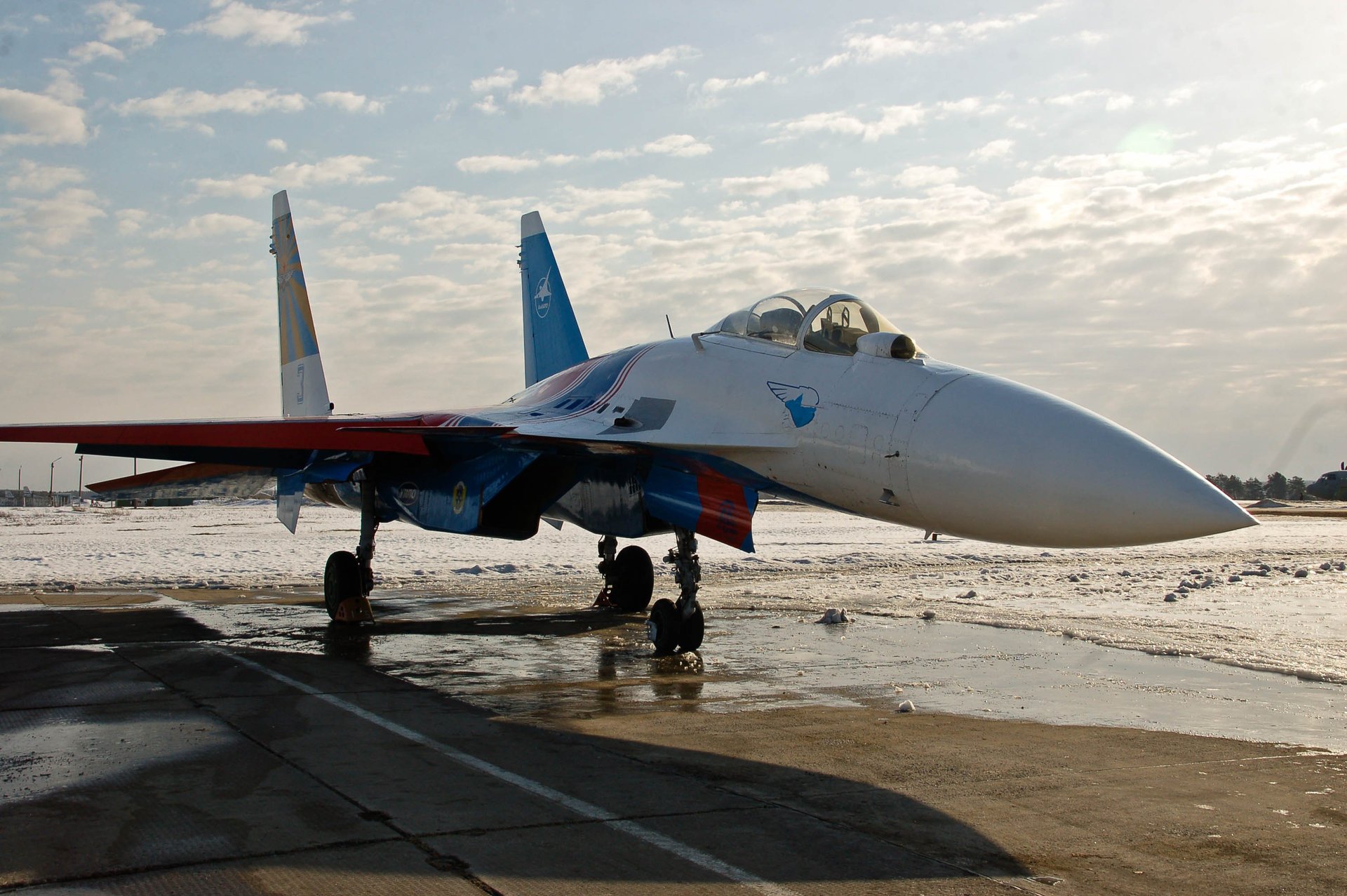 russische ritter flugzeug su-27 kampfjet