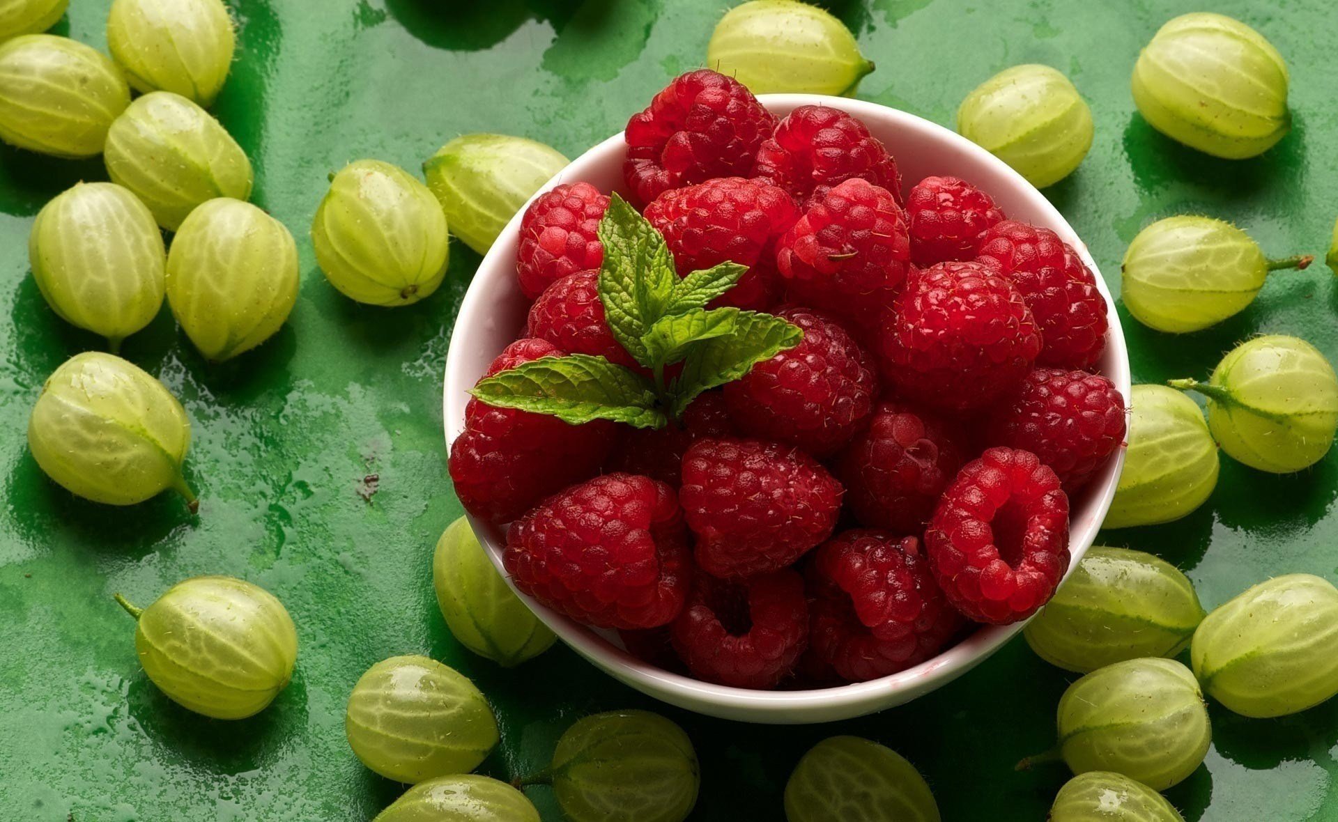 beeren stachelbeeren rot grün himbeeren