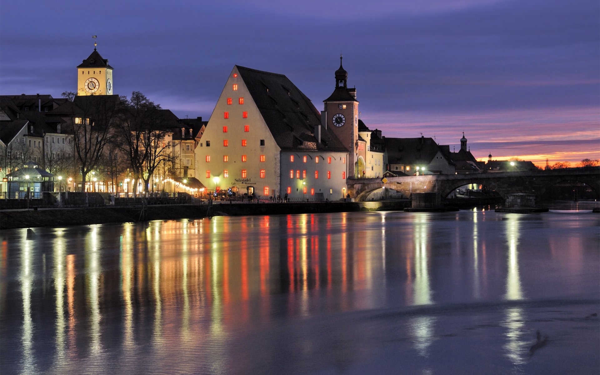 baviera germania città regernsburg fiume ponte regensburg notte illuminazione ristorante salzstadel orologio cappelle