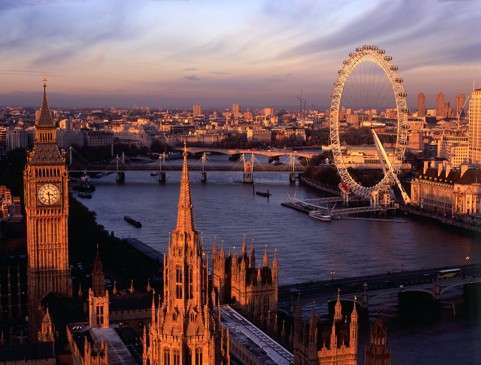 ciudad londres altura puente río barcos barco edificios subescala casas reloj cielo nubes nubes rueda