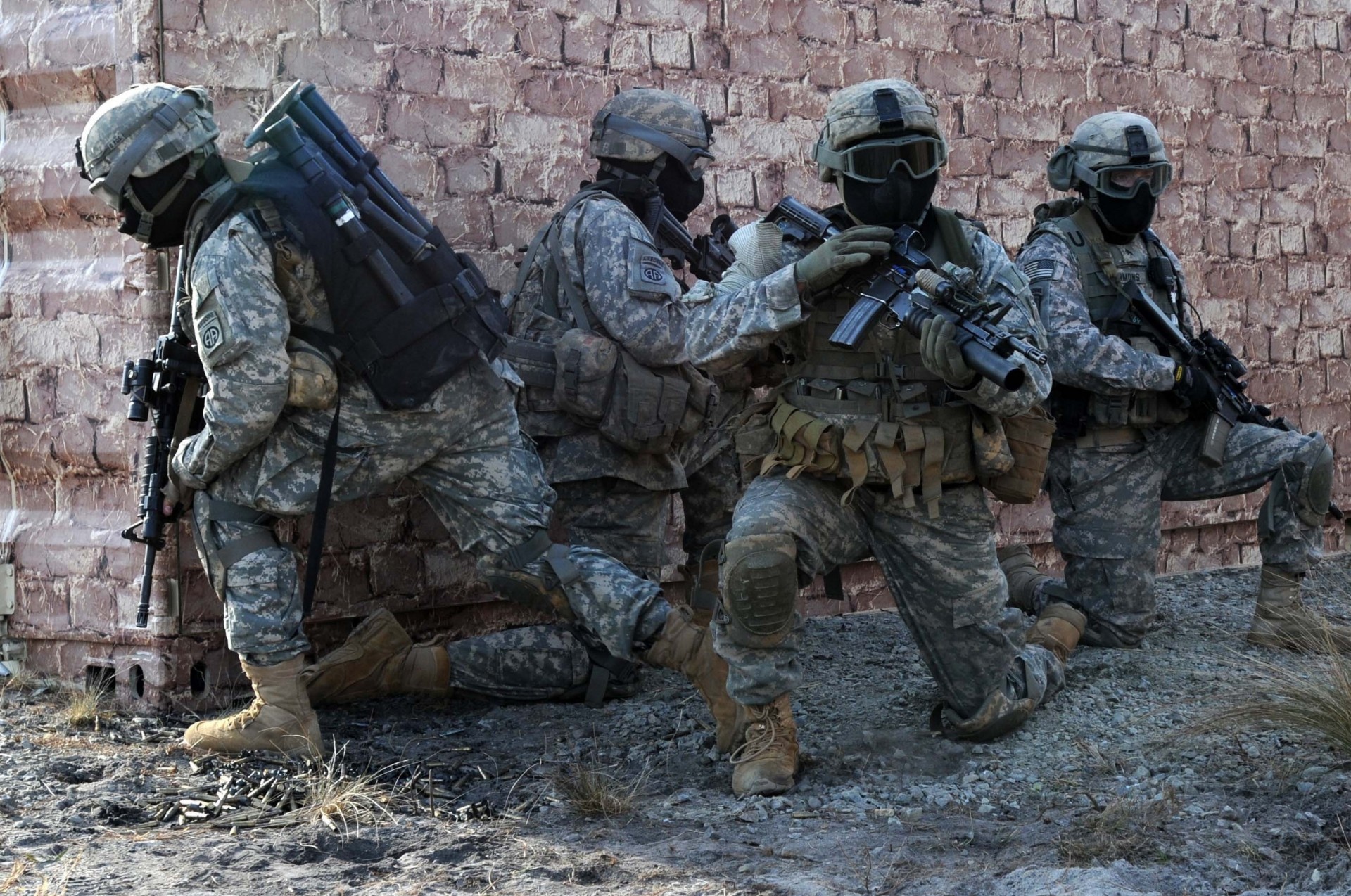 arma uniforme soldati casco casa militare attacco angolo bossolo