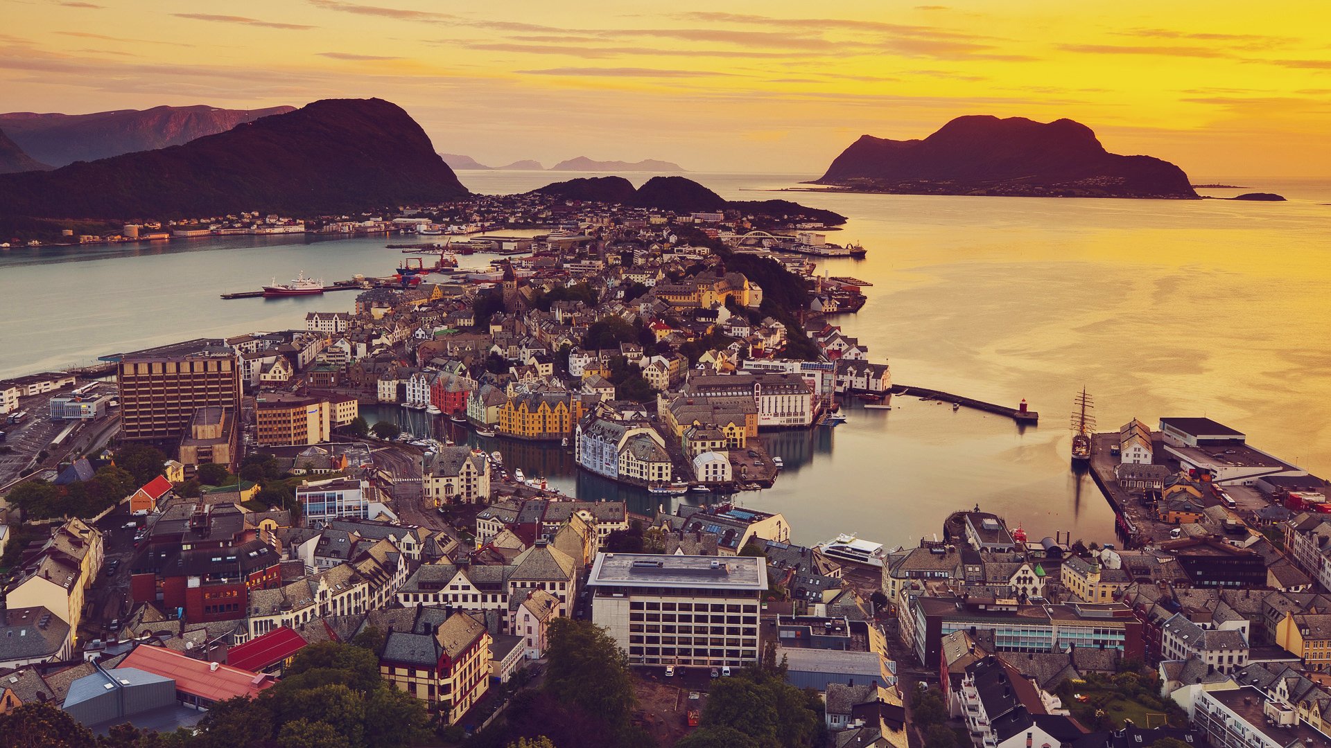 élevé vue au-delà de ålesund sunnmre mre og-romsdal norvège vue ville maison coucher de soleil océan