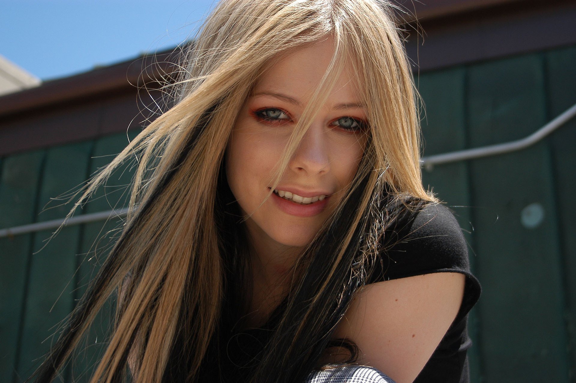 mile blue eyes avril lavigne look avril lavigne