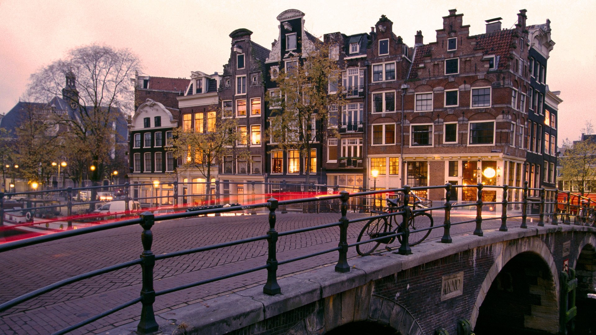 prinsengracht und brouwersgracht kanäle amsterdam niederlande holland brücke fahrrad abend