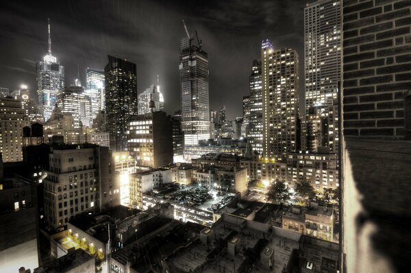 Luces de la ciudad nocturna en la oscuridad