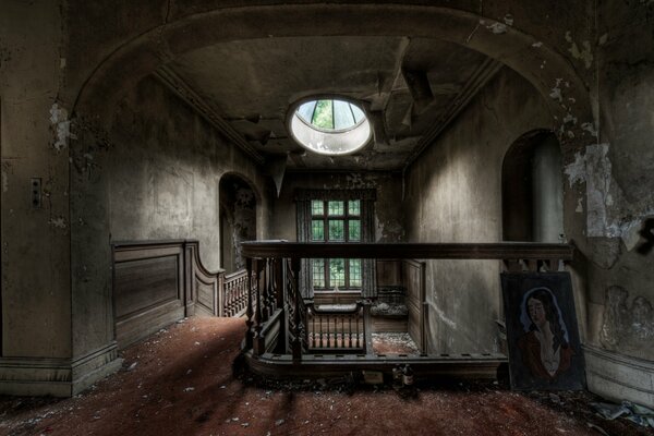 Fenêtre ronde au-dessus d un ancien escalier dans un manoir abandonné