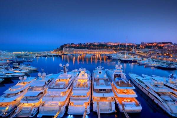 Yacht bianchi nel porto di Monaco