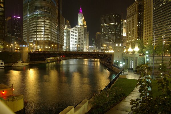 Pont de nuit à Chicago