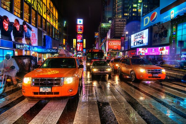 Rue de New York avec des voitures dans la nuit