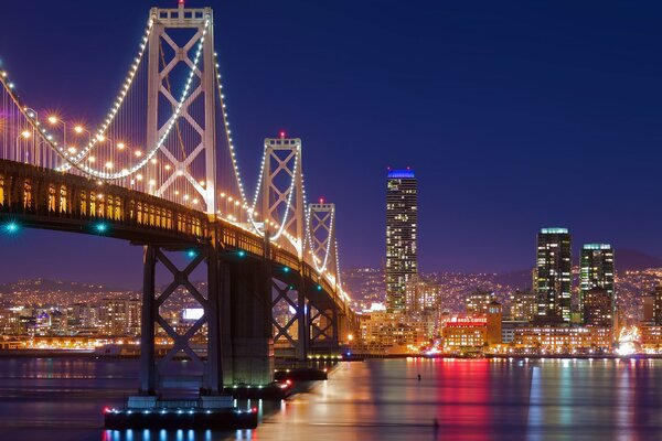 Puente nocturno en la ciudad de San Francisco