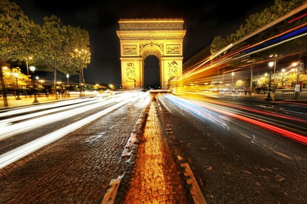 Arco de triunfo nocturno en París