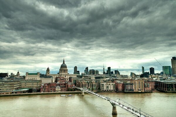 Inglaterra. Londres. Puente sobre el Támesis