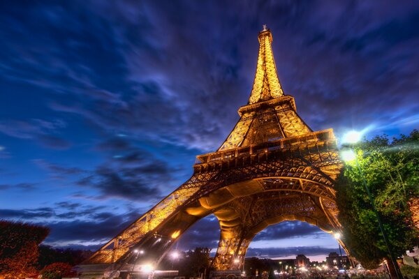 Parigi sulla scala della Torre Eiffel