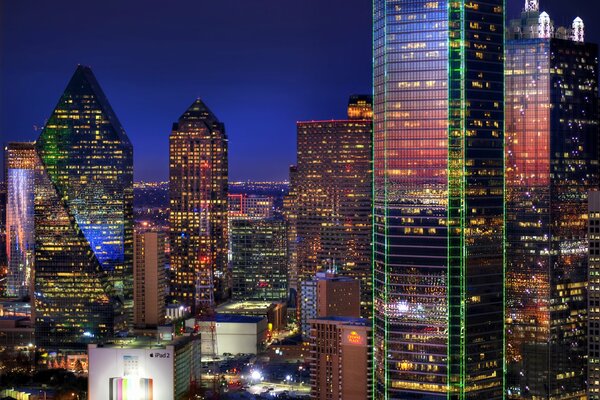 Lumières du soir des grands bâtiments à Dallas
