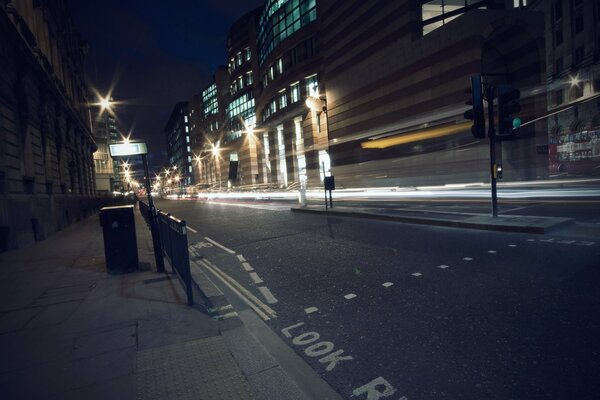 Calle. Luces de carretera nocturnas