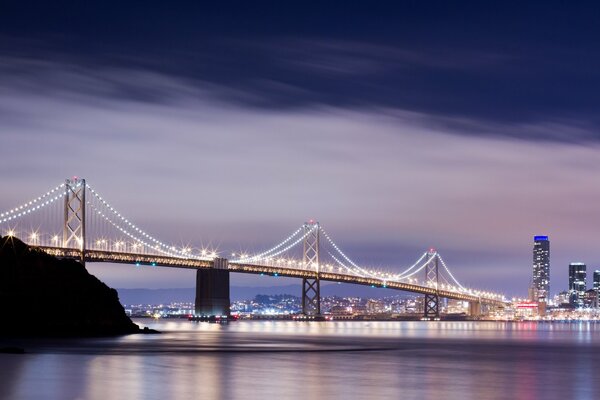 Il ponte di San Francisco, situato sopra il fiume, è una struttura necessaria per ridurre la distanza