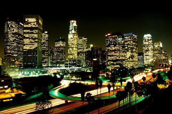 Hipnotyzujące światła nocy w Los Angeles w USA